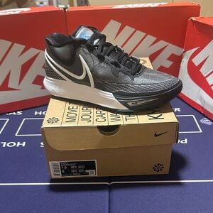 KYRIE 8 Nike Black & White Trainer with Low-Profile Swoosh